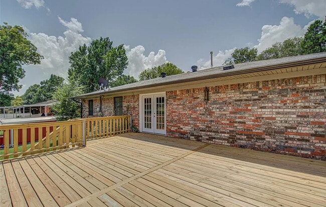 Building Photo - 610 N 6th Ave