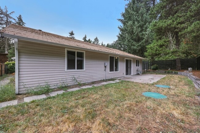 Building Photo - Beautifully Updated 3-Bedroom Rambler with Open Floor Plan & Private Fenced Yard
