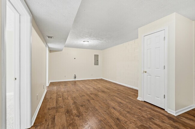 Building Photo - 1690 River Bend Rd