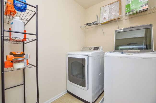 Building Photo - "Charming 3-Bedroom Townhouse in Indian La...