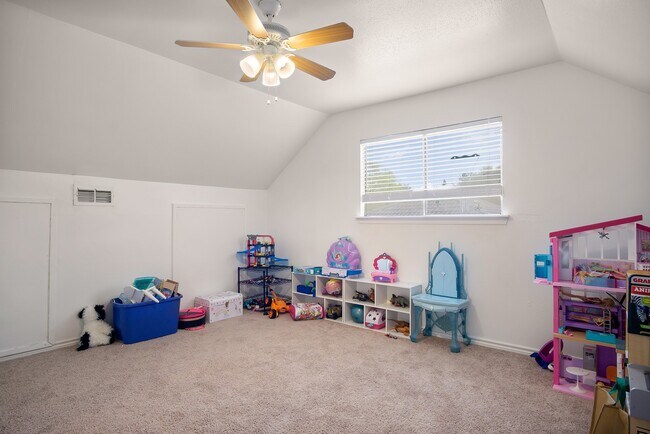 Building Photo - 706 Yale Ln