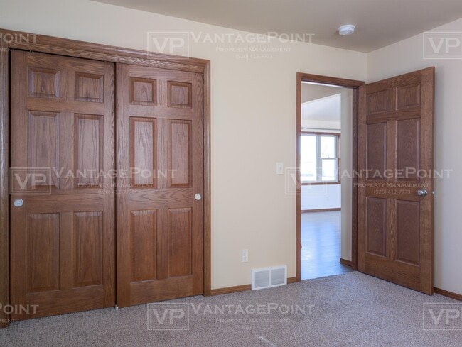 Building Photo - 2250 Daly Dr