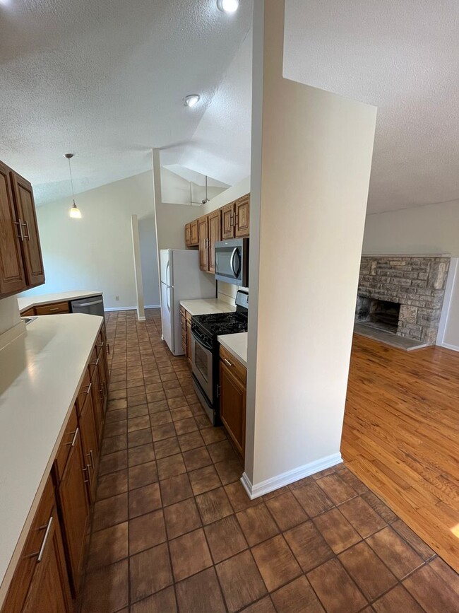 Building Photo - **3-BEDROOM/2-BATH HOME W/ LARGE GARAGE IN...