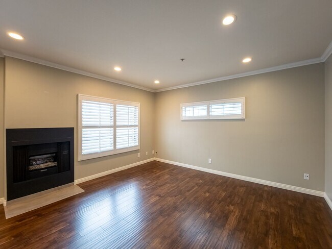 Building Photo - Luxury Living in Toluca Lake!