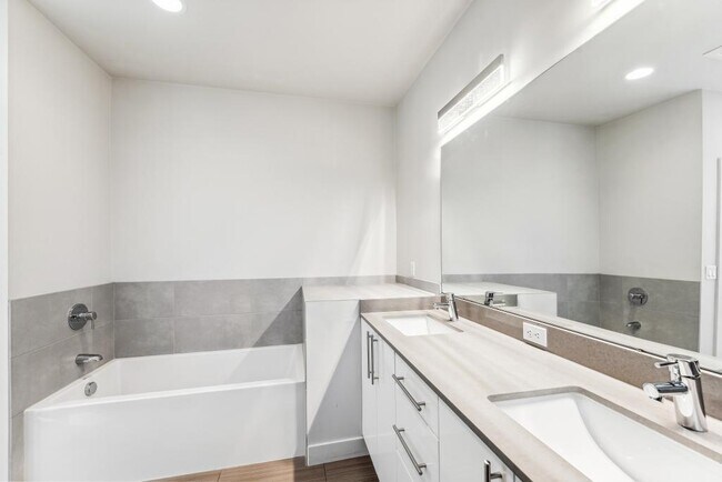 Building Photo - Eastlake Contemporary Townhome - 2 bedrooms