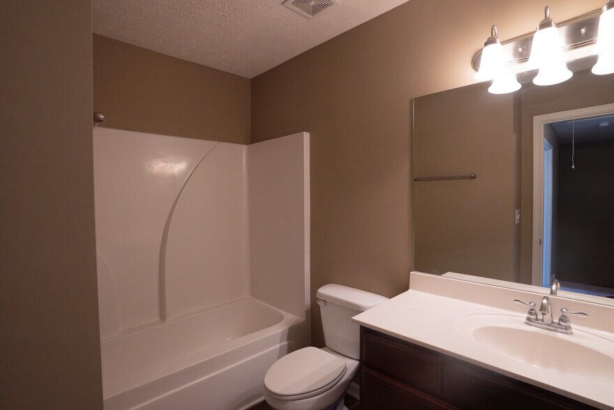 Building Photo - 825 Lower Park Pl