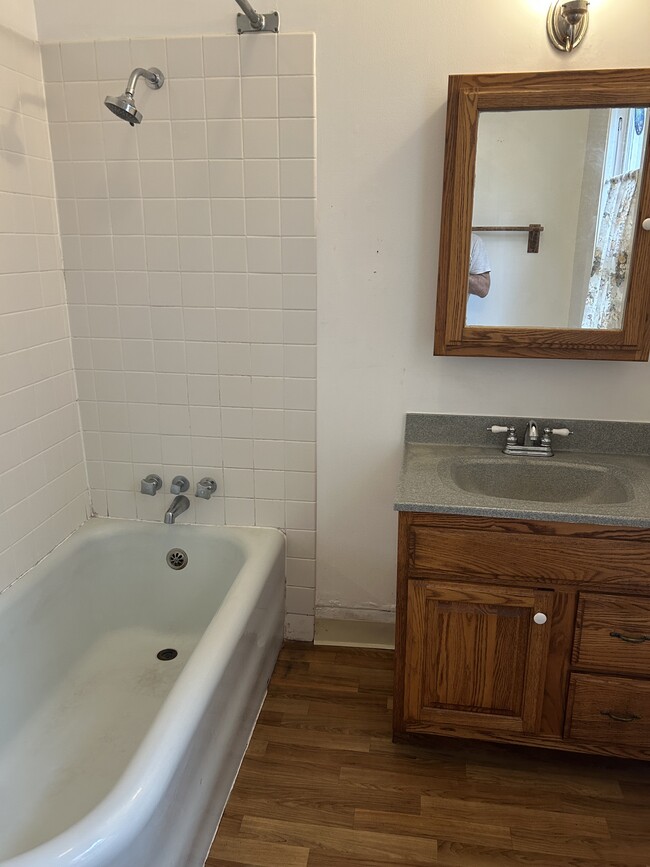 Large tub with shower - 2315 Ward St