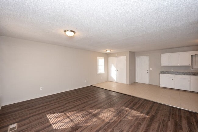 Building Photo - 581 Ridgewood Dr