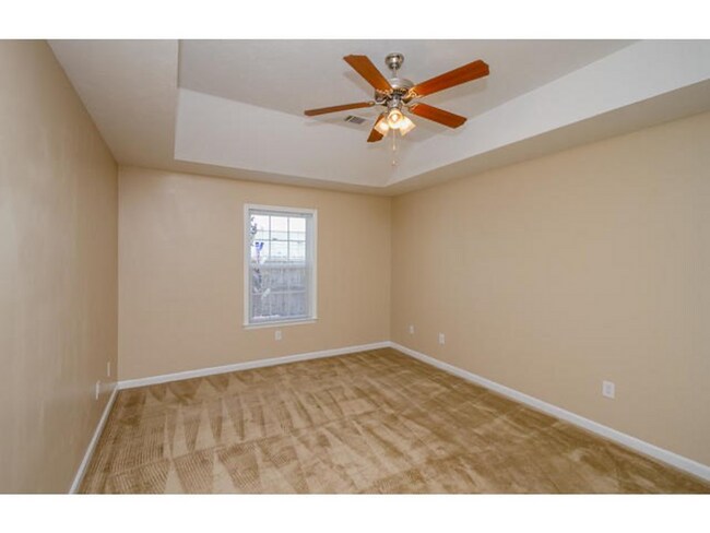 Building Photo - End-unit 2 Bed / 2 Bath Townhome with LVP Floors & washer/dryer included
