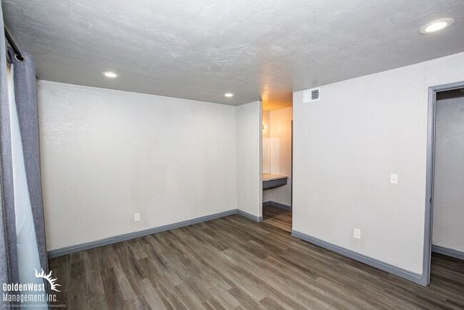 Building Photo - Charming 2Bdm 2Ba Condo in the Meadows Com...