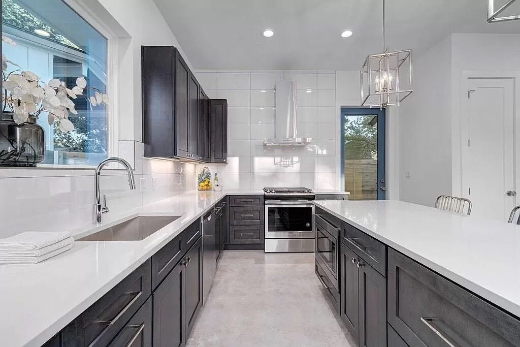 Building Photo - 5008 Lott Ave