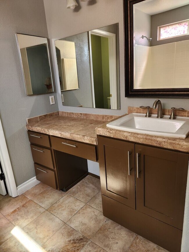 Building Photo - North Las Vegas Upgraded 4 Bedroom!