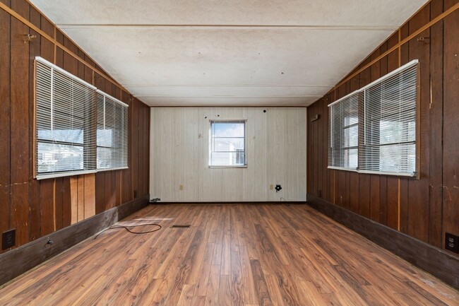 Building Photo - Quiet Getaway