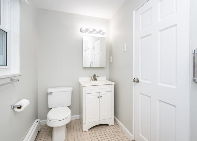 Building Photo - 182 1/2 River St