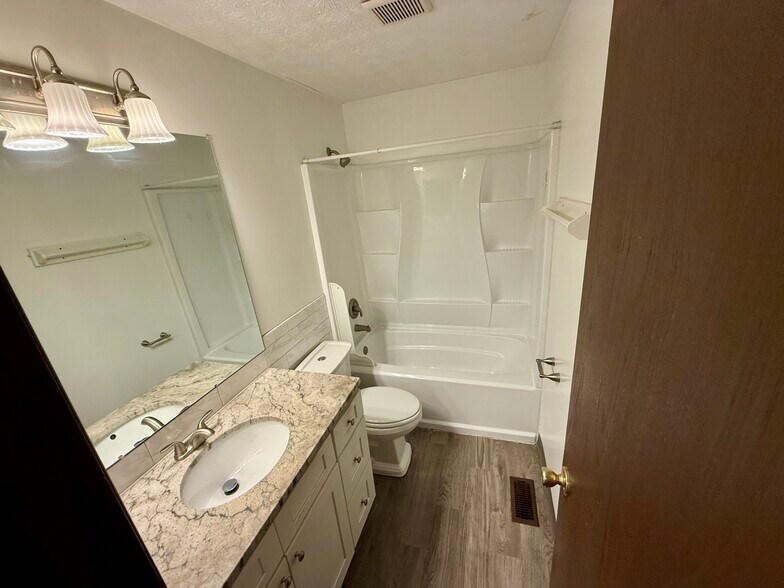 Building Photo - 5795 Pepperwood Ct