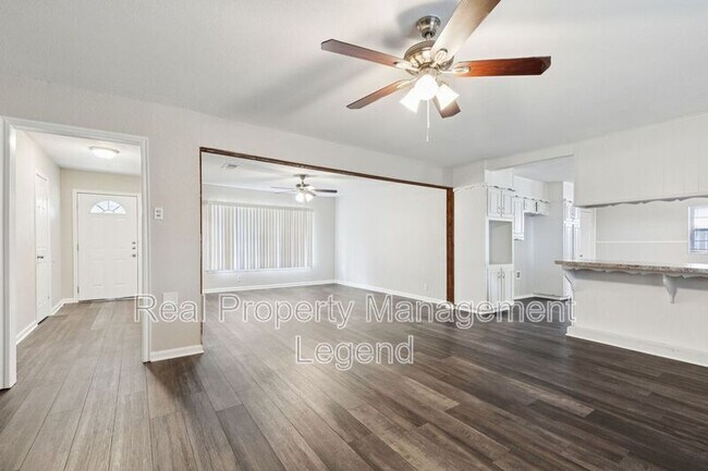 Building Photo - 7009 Corona Dr