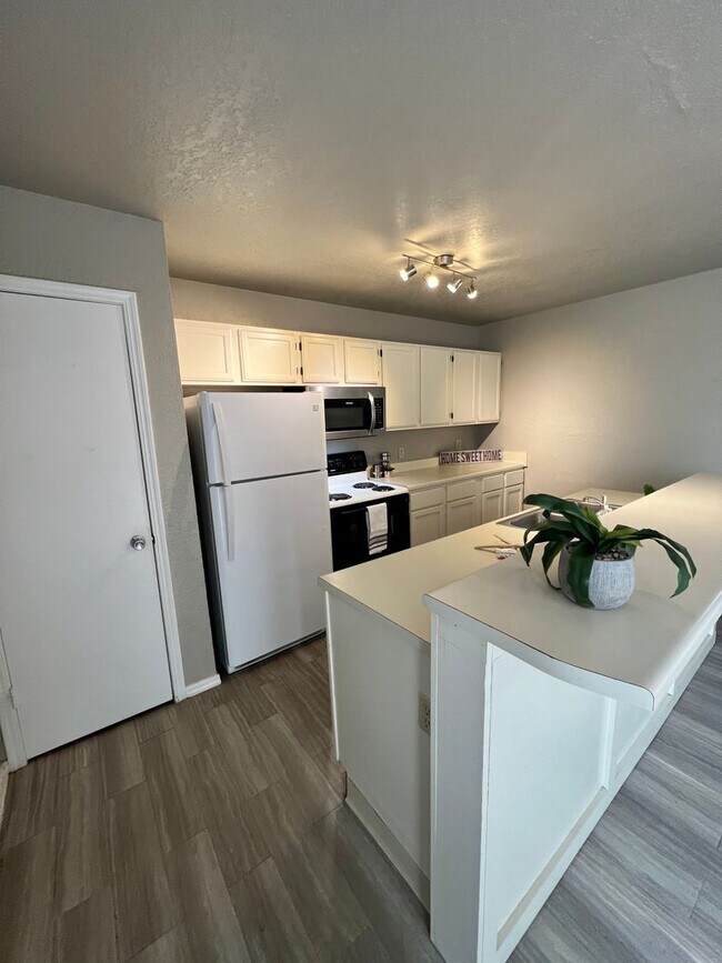 Building Photo - Norman Duplex- Bright and Modern!