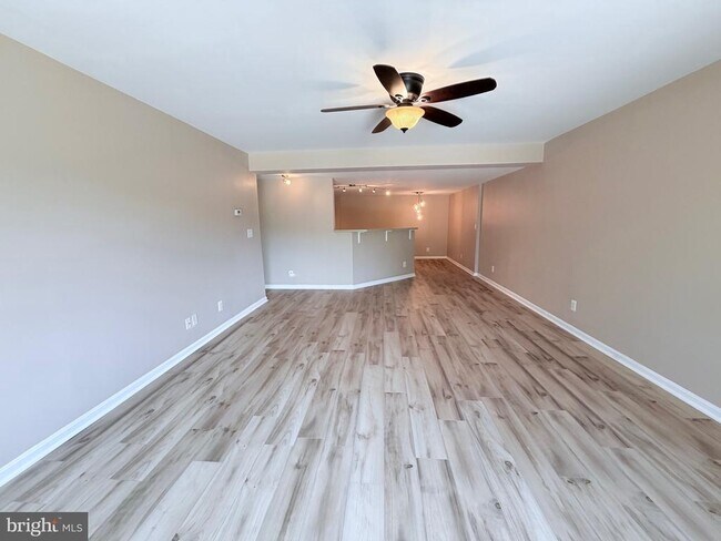 Building Photo - 1425 N Van Dorn St
