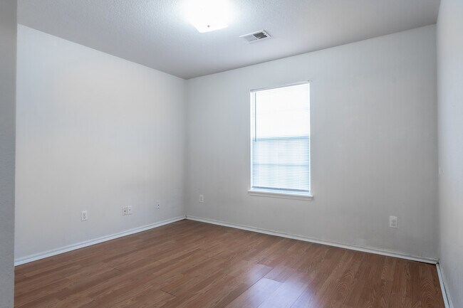 Building Photo - 5700 SE 87th St