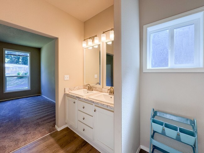 Building Photo - Charming 3-Bedroom Home in Quiet Gig Harbo...