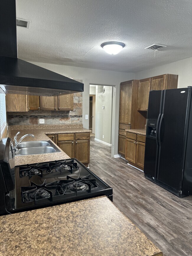 Building Photo - 602 Sara St