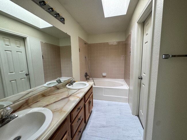 Building Photo - Beautiful 3 bedroom 2.5 bathroom NW Albuquerque.