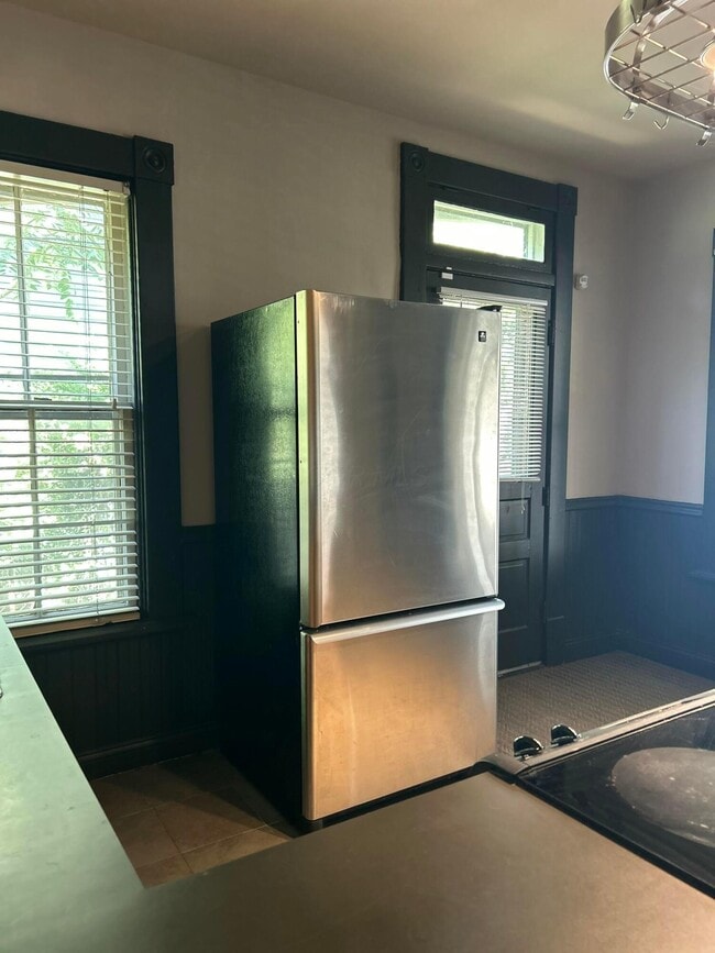 Building Photo - 118 E Kossuth St