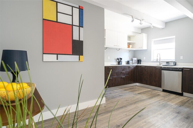 Building Photo - 1020 N Victoria Park Rd