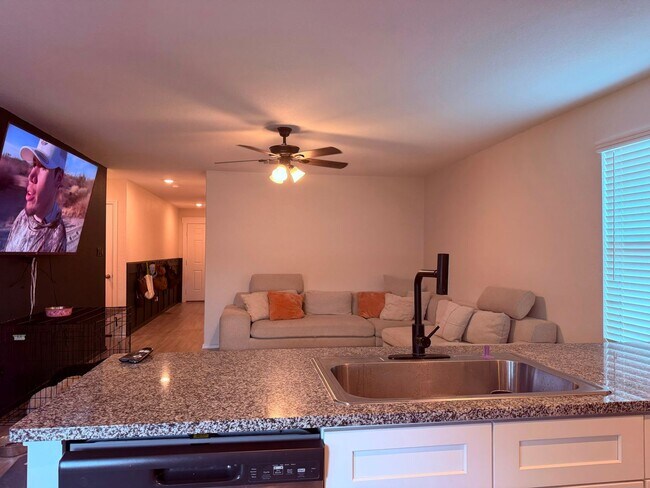 Building Photo - Modern Comfort Meets Convenient Living in San Antonio