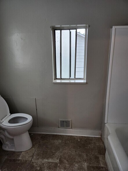 Building Photo - 522 Center St