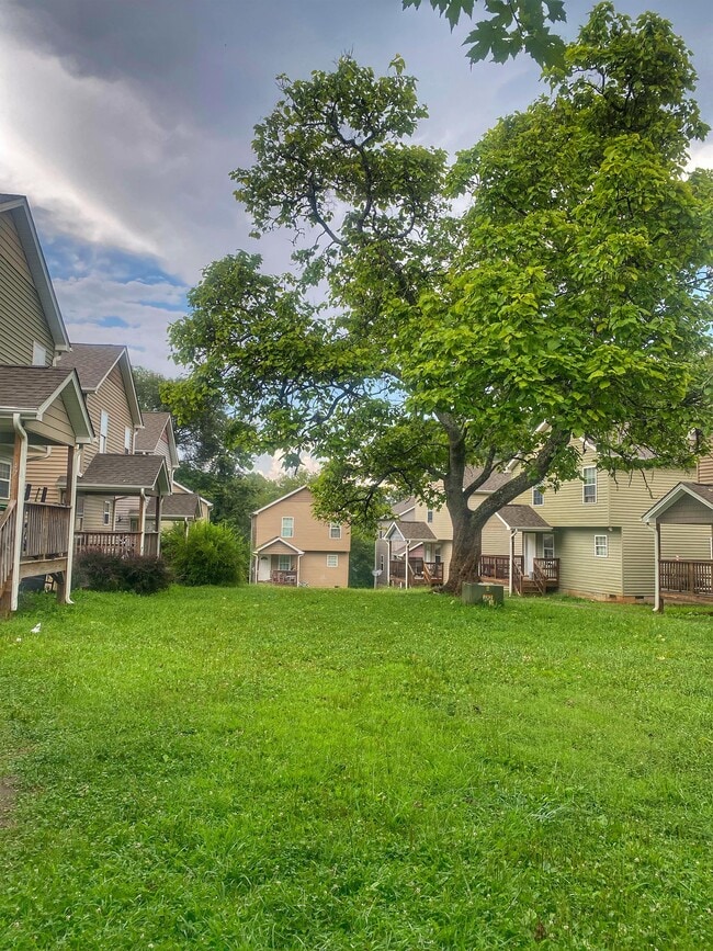 Building Photo - 8 Townview Dr