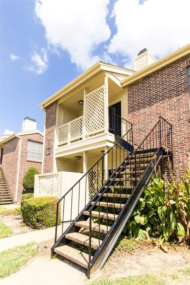 Building Photo - 2121 El Paseo St