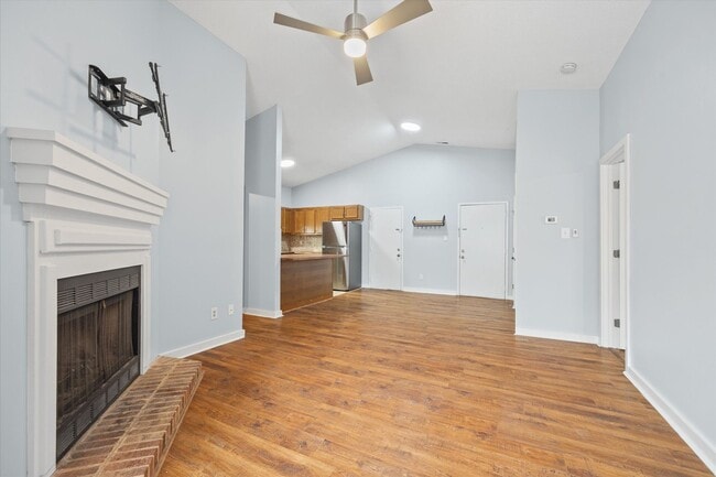 Building Photo - This beautifully maintained 2-bedroom, 2-bath 3rd Floor unit in Lake Wylie Woods is a Gem!