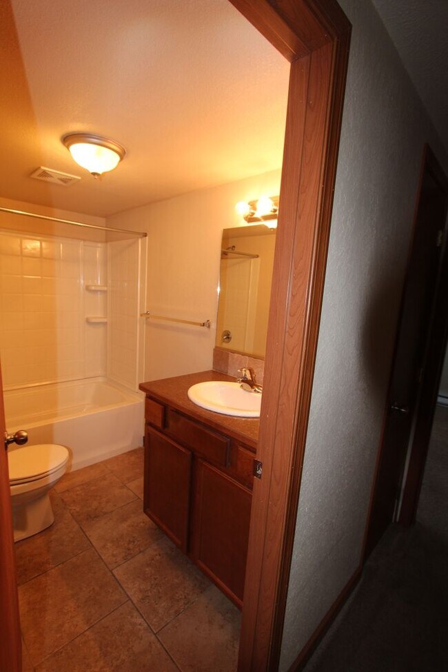 Building Photo - Great Spokane Valley Location-2 bed 1 bath...