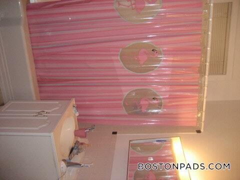 Building Photo - 879 Beacon St