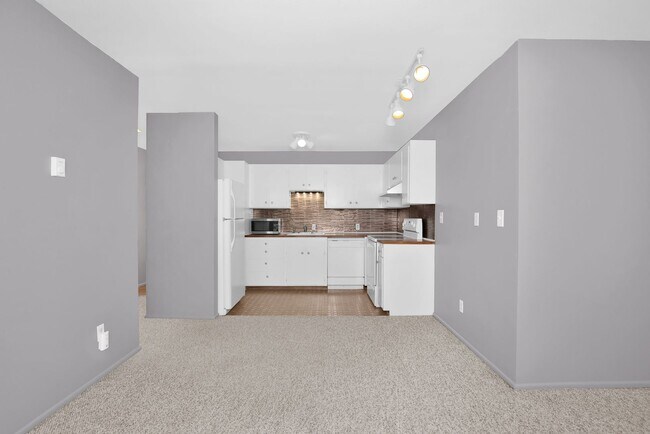 Building Photo - Bellevue Square 1 Bedroom Condo