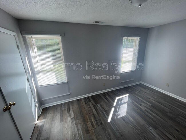 Building Photo - 400 E Northern Blvd