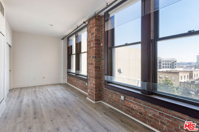 Building Photo - 460 S Spring St