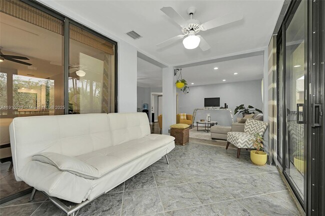 Building Photo - 2676 Carambola Cir N