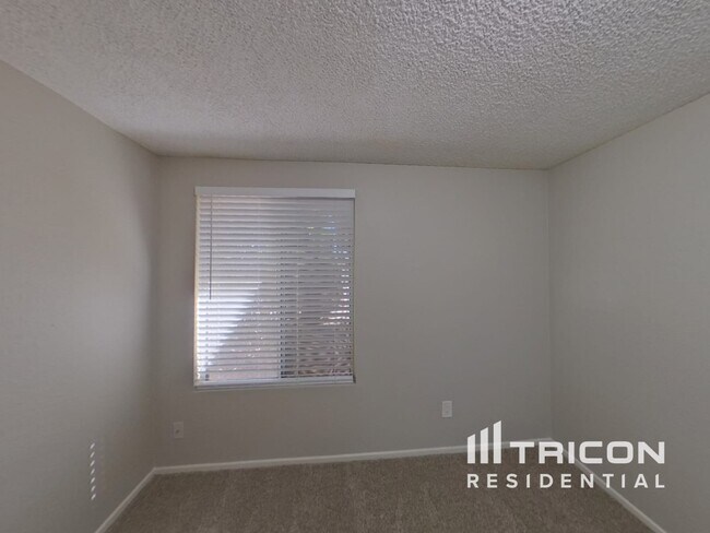 Building Photo - 1618 W Palomino Dr