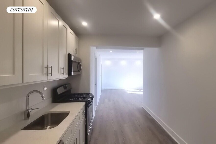 Building Photo - 45 W 81st St