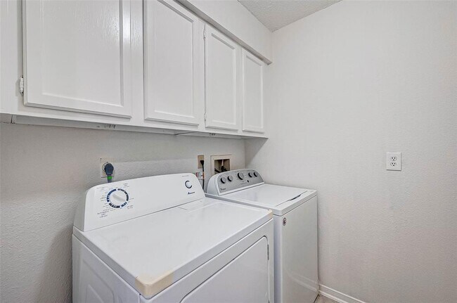 Building Photo - 1112 Bering Dr
