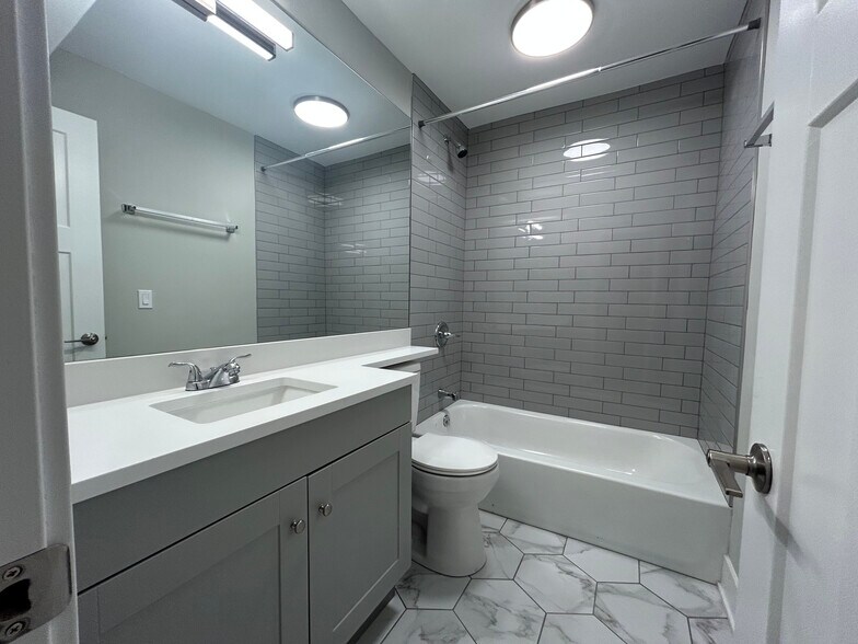 Building Photo - 1254 N La Salle Dr