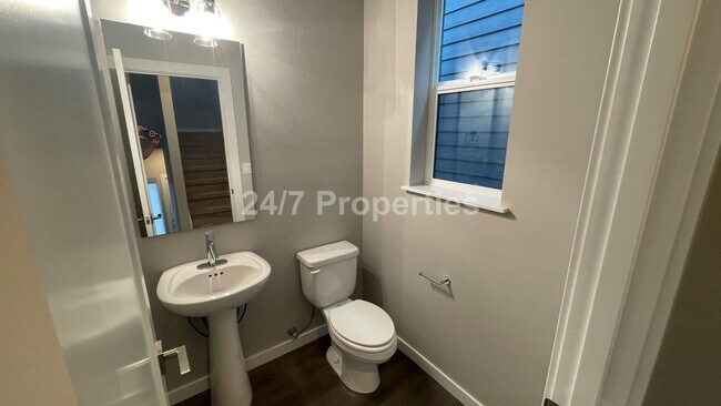 Building Photo - Modern and Stylish 3 BD | 3.5 BA Townhome ...