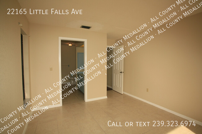 Building Photo - Spacious 2 Bedroom 2 Bathroom 2 Car Garage...