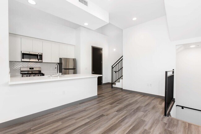 Building Photo - 161 S Normandie Ave