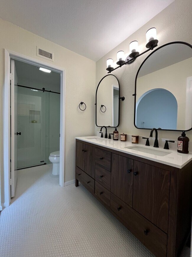 Building Photo - MOVE-IN READY 3+2 w/all appliances, commun...