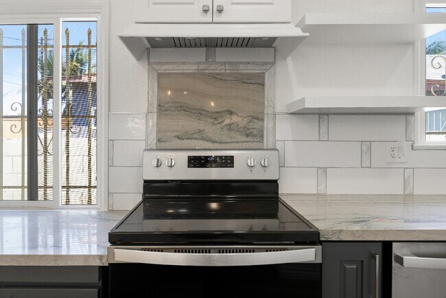 Building Photo - Updated 2BR Duplex in Angeles Mesa – Solar...