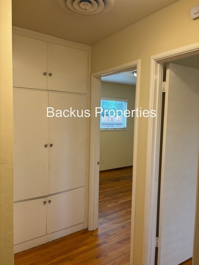 Building Photo - 827 Bedford Dr