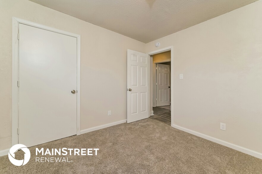 Building Photo - 8612 Royal Oaks Dr